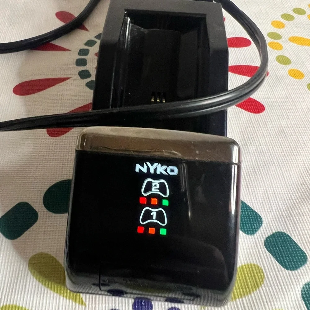 NYKO Charge Base Charging Dock Station Xbox 360 Item 86074-M27